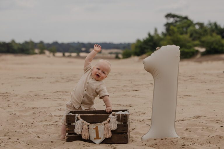 1 jaar shoot in Apeldoorn van een vrolijk kindje, liefdevolle fotosessie bij ouders thuis door een fotograaf die goed is met kinderen in Gelderland.
