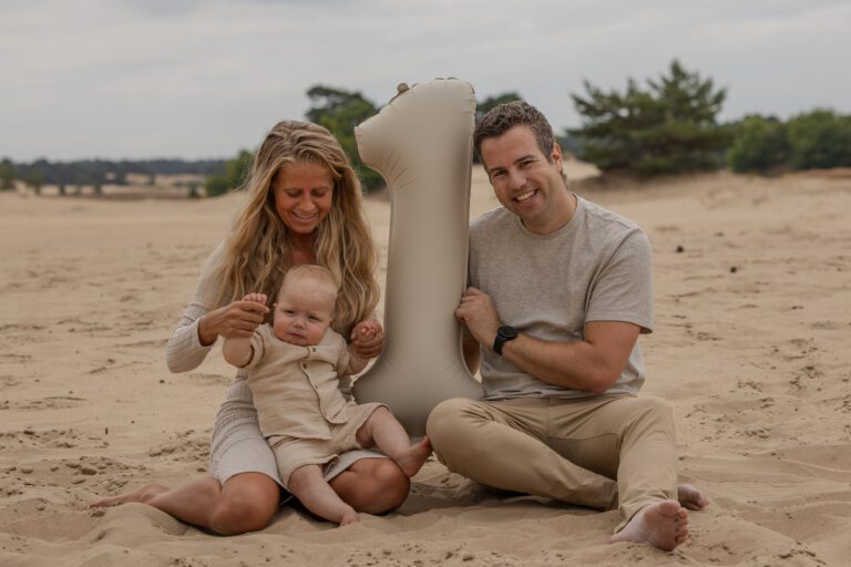 1 jaar shoot in Apeldoorn van een vrolijk kindje, liefdevolle fotosessie bij ouders thuis door een fotograaf die goed is met kinderen in Gelderland.