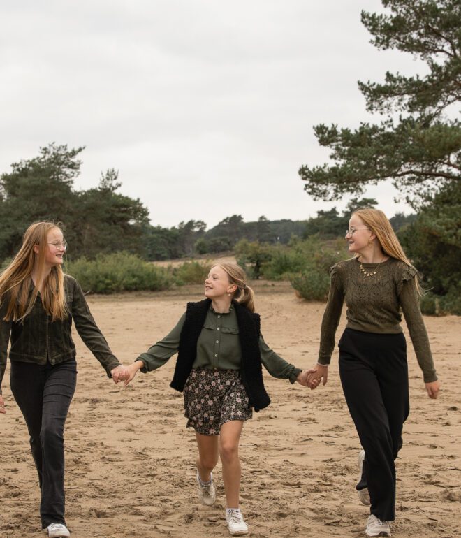 Gezinsfotoshoot Apeldoorn: spontane momenten met moeder en dochters