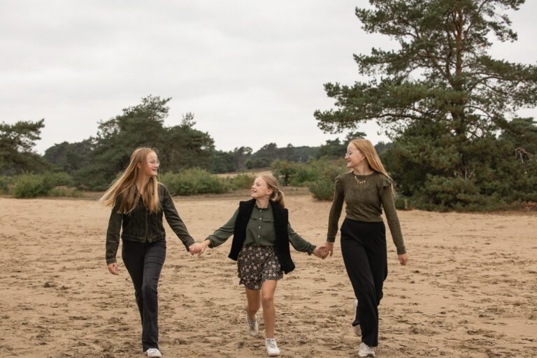 Gezinsfotoshoot Apeldoorn: spontane momenten met moeder en dochters