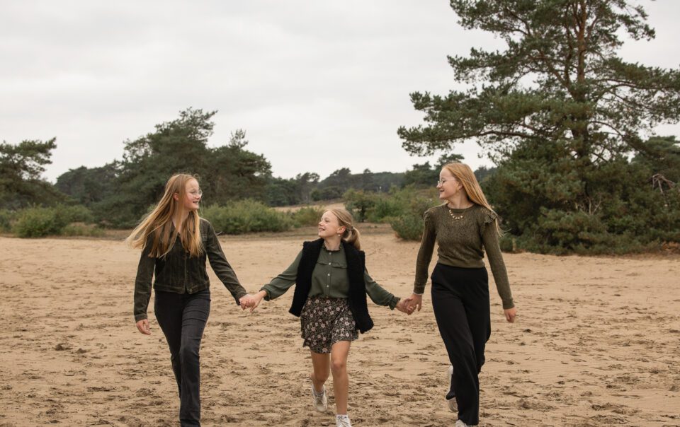 Gezinsfotoshoot Apeldoorn: spontane momenten met moeder en dochters