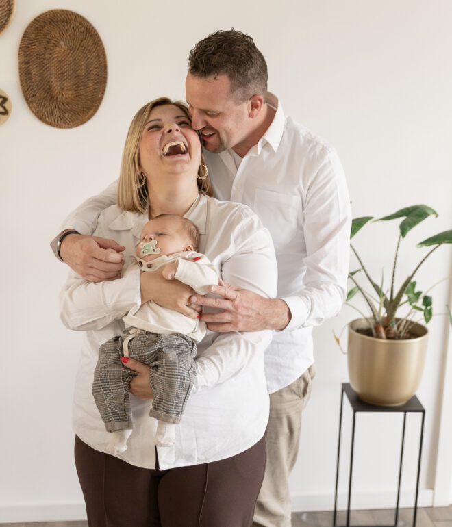 Newbornshoot thuis in Voorthuizen met baby Morris spontane lachen en echte momenten
