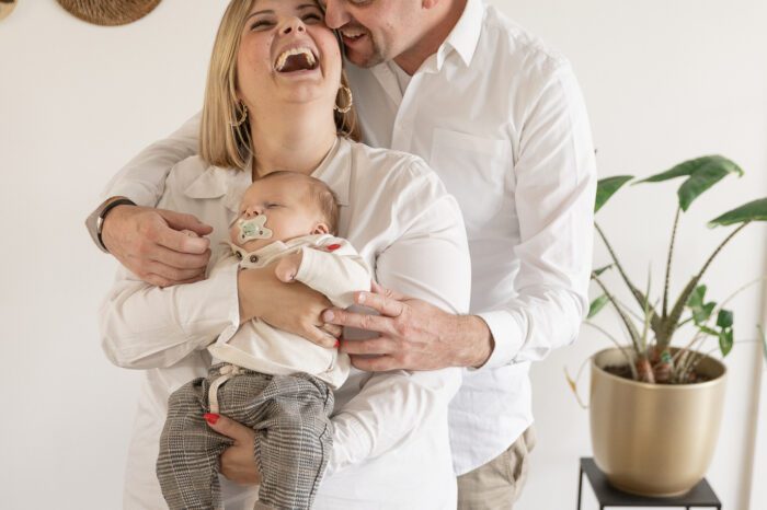 Newbornshoot thuis in Voorthuizen met baby Morris spontane lachen en echte momenten