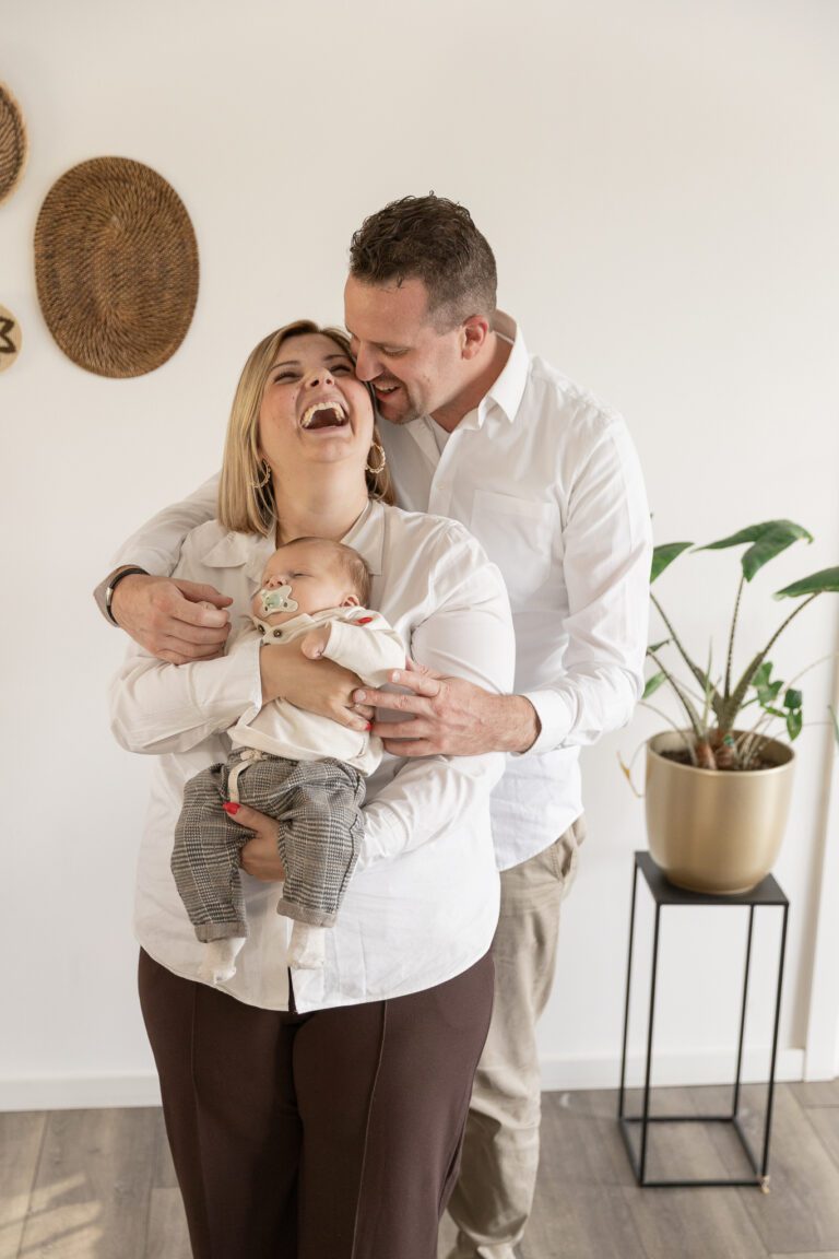 Newbornshoot thuis in Voorthuizen met baby Morris spontane lachen en echte momenten