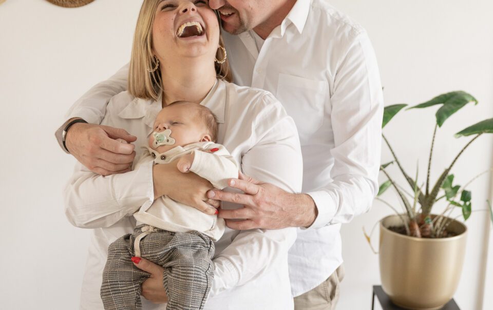 Newbornshoot thuis in Voorthuizen met baby Morris spontane lachen en echte momenten