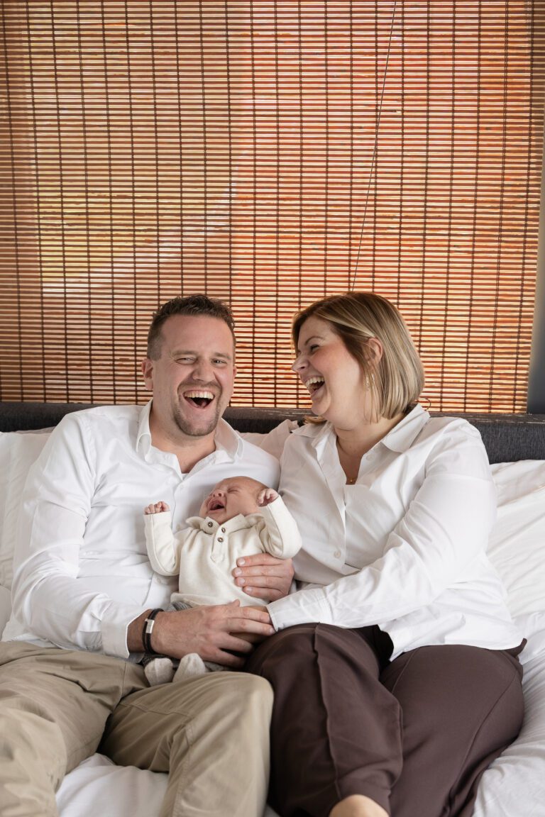 Newbornshoot thuis in Voorthuizen met baby Morris spontane lachen en echte momenten