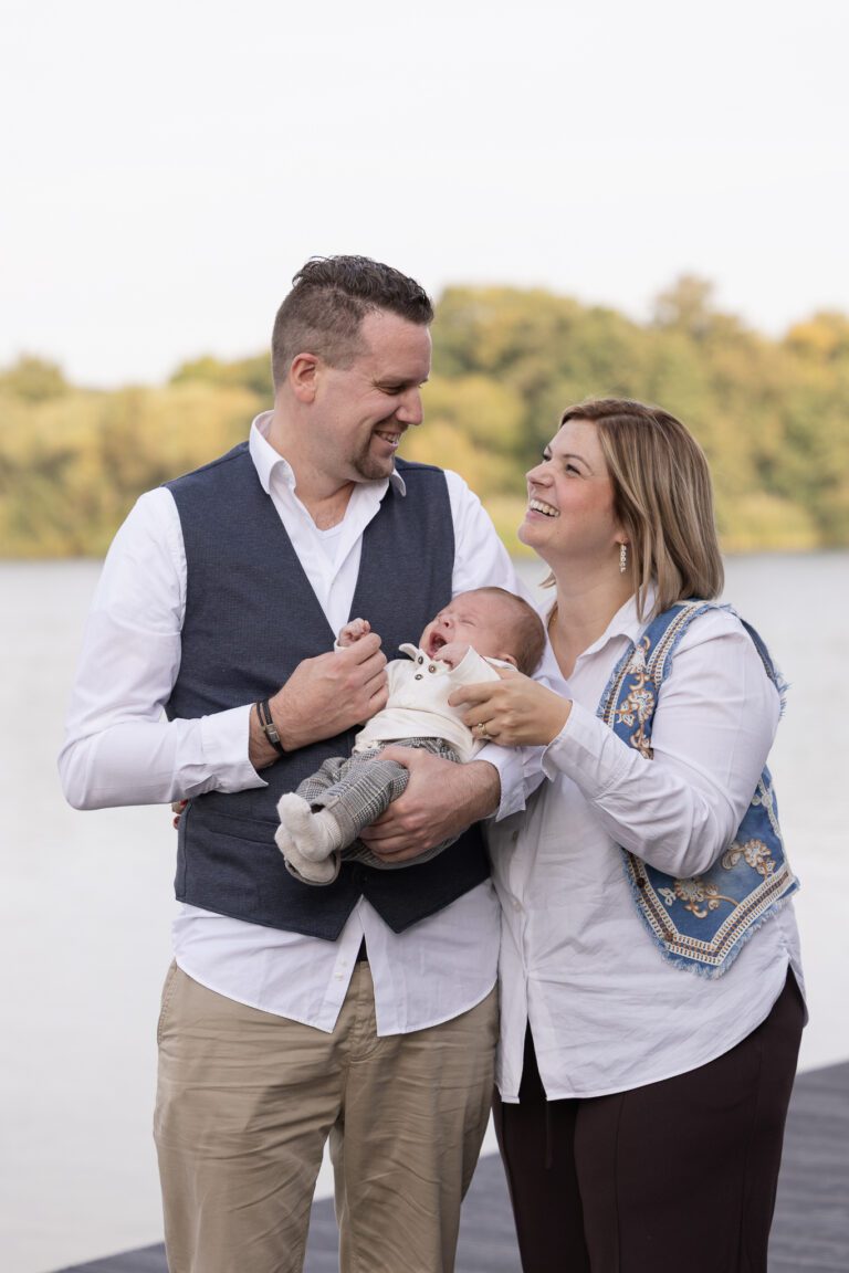 Newbornshoot buiten in Voorthuizen schateiland zeuemren, met baby Morris spontane lachen en echte momenten