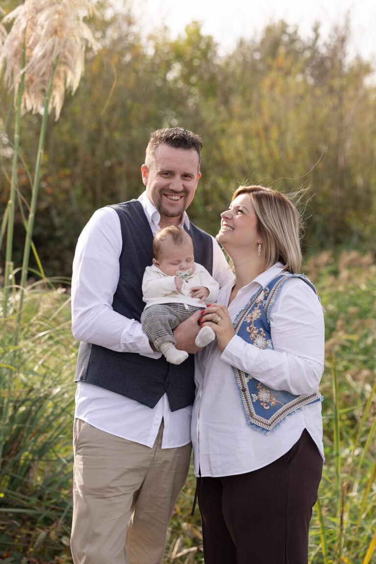 Newbornshoot buiten in Voorthuizen schateiland zeuemren, met baby Morris spontane lachen en echte momenten