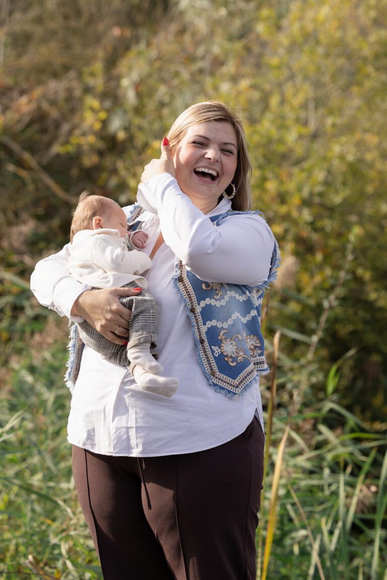 Newbornshoot buiten in Voorthuizen schateiland zeuemren, met baby Morris spontane lachen en echte momenten