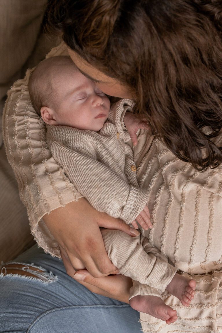 Spontane en warme newbornfoto van Zoë met haar ouders in Zutphen
