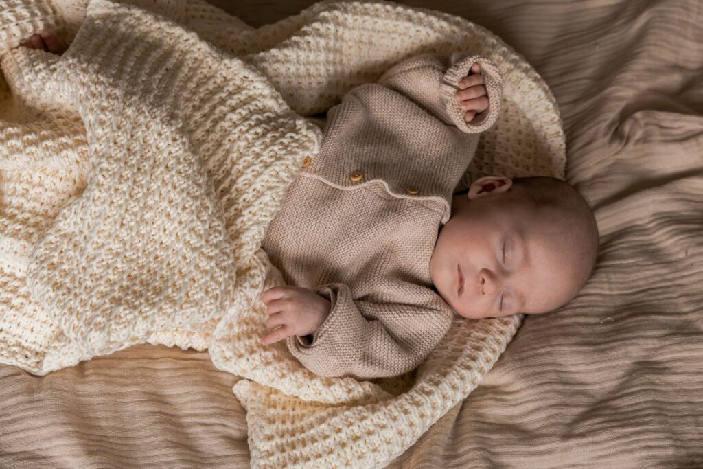 Spontane en warme newbornfoto van Zoë met haar ouders in Zutphen