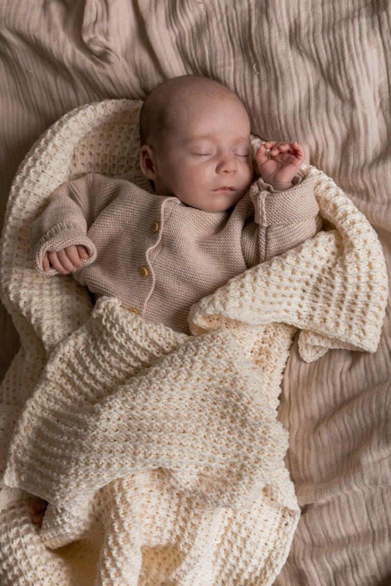 Spontane en warme newbornfoto van Zoë met haar ouders in Zutphen