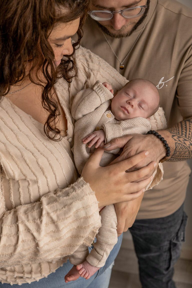 Spontane en warme newbornfoto van Zoë met haar ouders in Zutphen