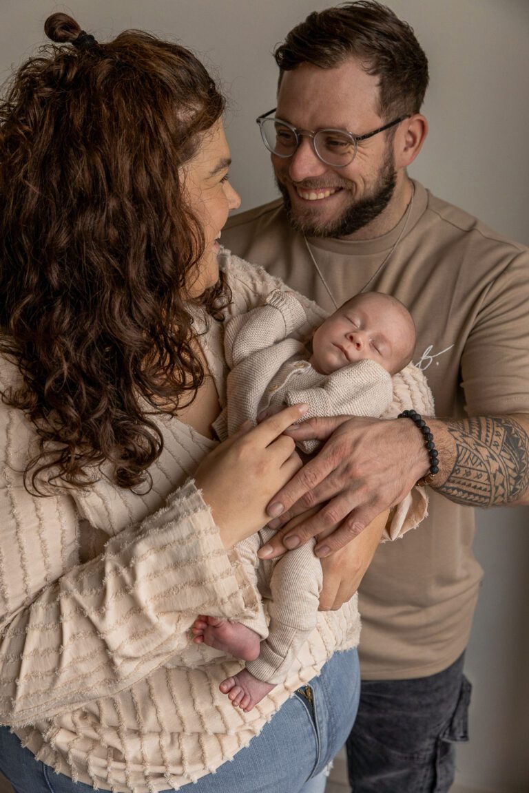 Spontane en warme newbornfoto van Zoë met haar ouders in Zutphen