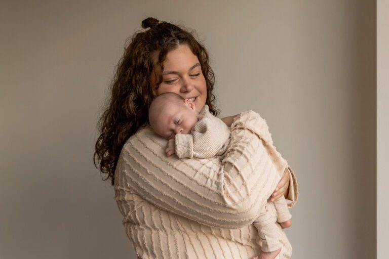 Spontane en warme newbornfoto van Zoë met haar ouders in Zutphen