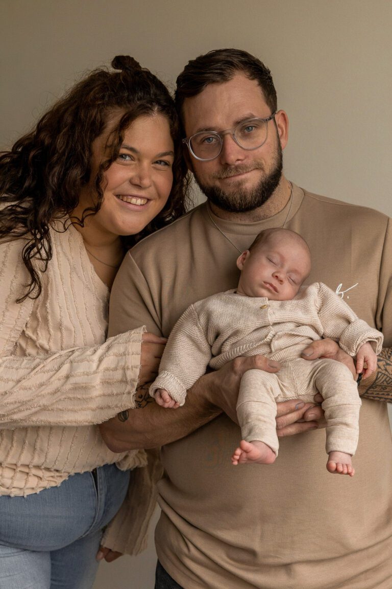 Spontane en warme newbornfoto van Zoë met haar ouders in Zutphen