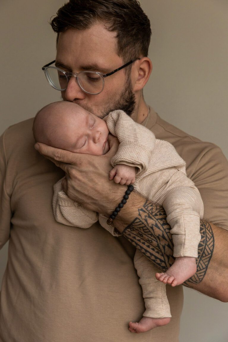 Spontane en warme newbornfoto van Zoë met haar ouders in Zutphen