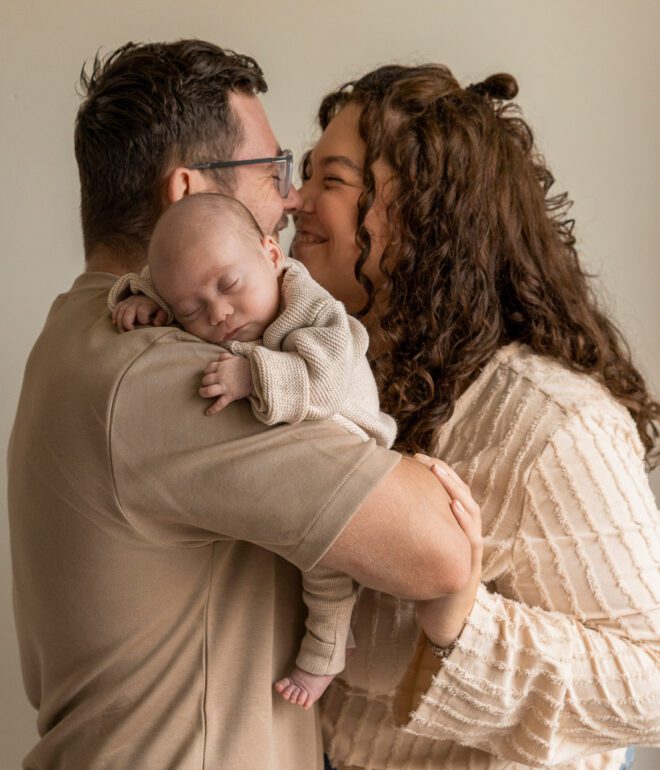 Spontane en warme newbornfoto van Zoë met haar ouders in Zutphen