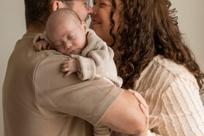 Spontane en warme newbornfoto van Zoë met haar ouders in Zutphen