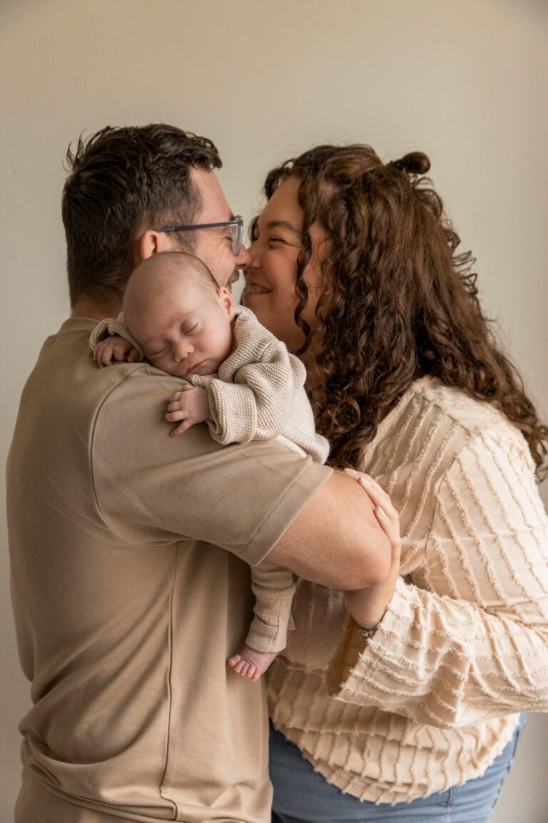 Spontane en warme newbornfoto van Zoë met haar ouders in Zutphen