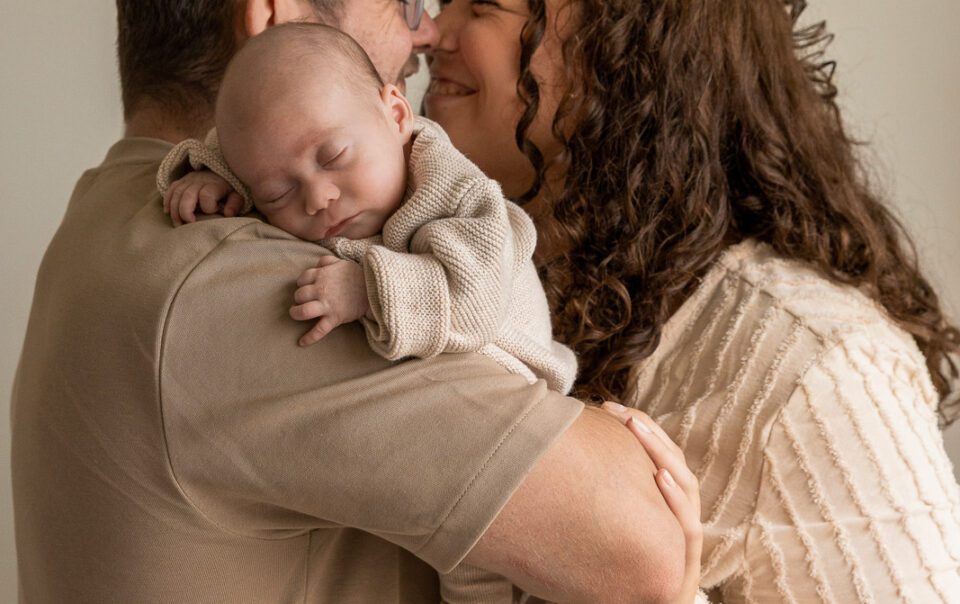 Spontane en warme newbornfoto van Zoë met haar ouders in Zutphen