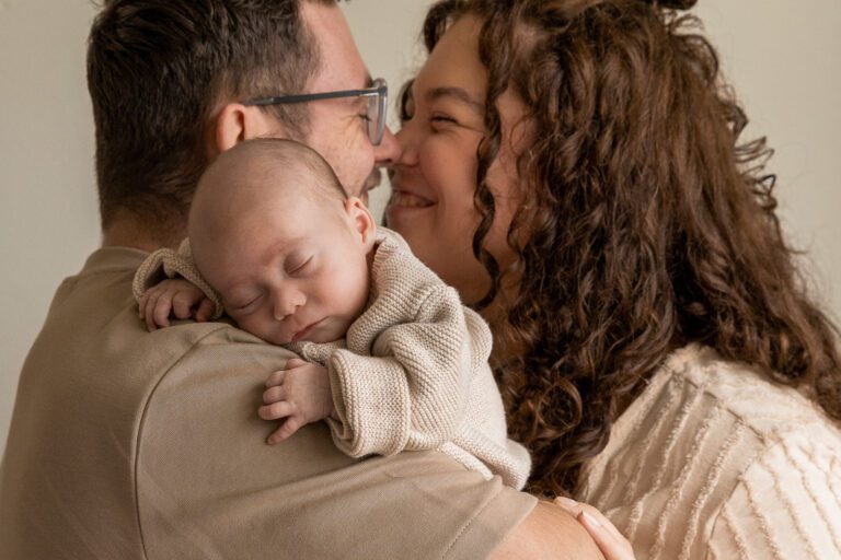 Spontane en warme newbornfoto van Zoë met haar ouders in Zutphen