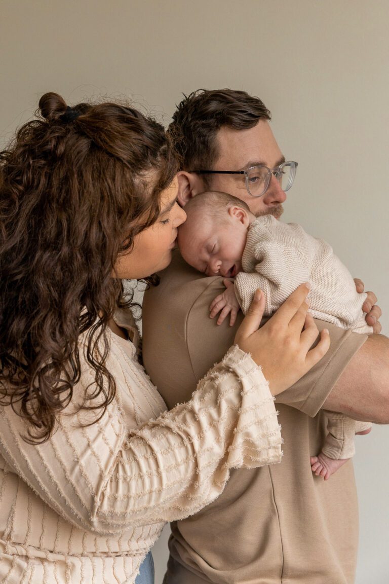 Spontane en warme newbornfoto van Zoë met haar ouders in Zutphen