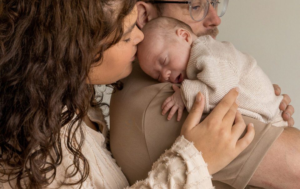 Spontane en warme newbornfoto van Zoë met haar ouders in Zutphen