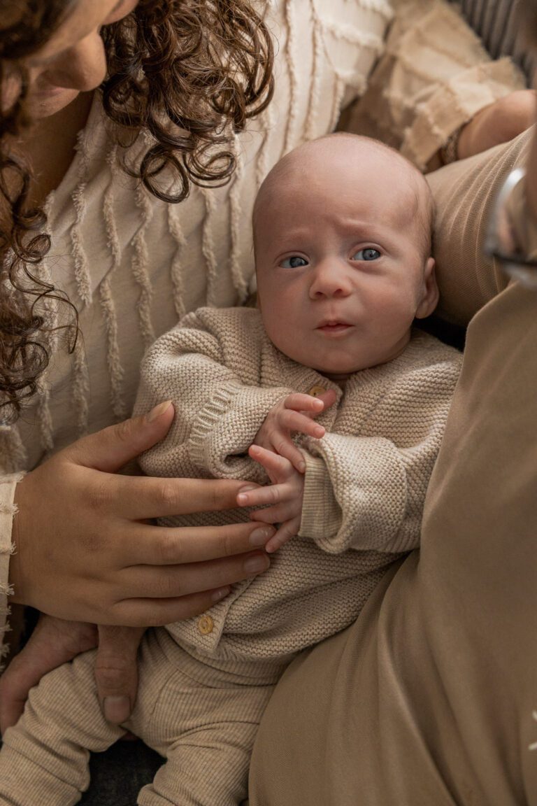 Spontane en warme newbornfoto van Zoë met haar ouders in Zutphen