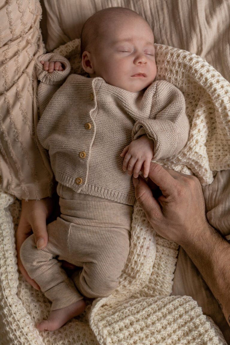Spontane en warme newbornfoto van Zoë met haar ouders in Zutphen