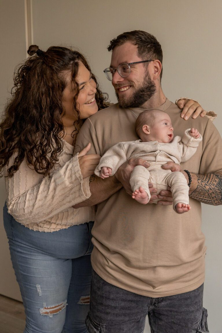 Spontane en warme newbornfoto van Zoë met haar ouders in Zutphen