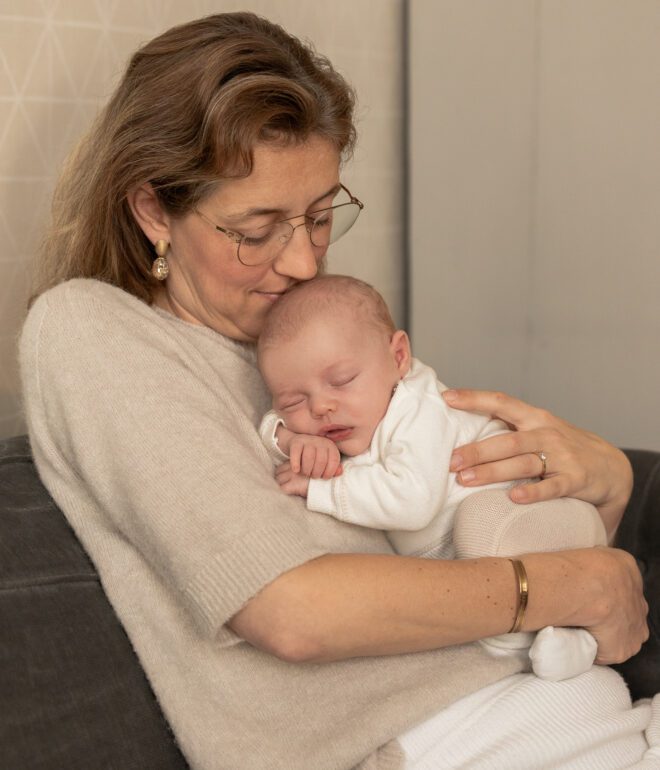 Liefdevolle newbornshoot in Apeldoorn, spontaan vastgelegd door fotograaf VanDam Fotografie met oog voor detail en rust