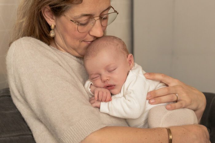 Liefdevolle newbornshoot in Apeldoorn, spontaan vastgelegd door fotograaf VanDam Fotografie met oog voor detail en rust