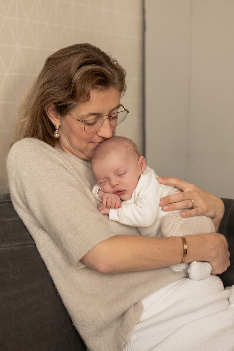 Liefdevolle newbornshoot in Apeldoorn, spontaan vastgelegd door fotograaf VanDam Fotografie met oog voor detail en rust