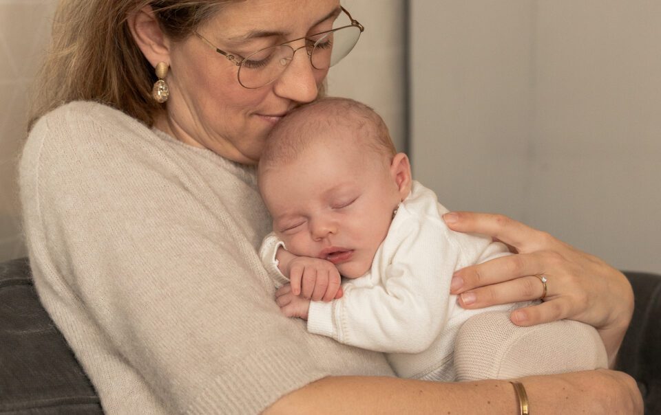 Liefdevolle newbornshoot in Apeldoorn, spontaan vastgelegd door fotograaf VanDam Fotografie met oog voor detail en rust