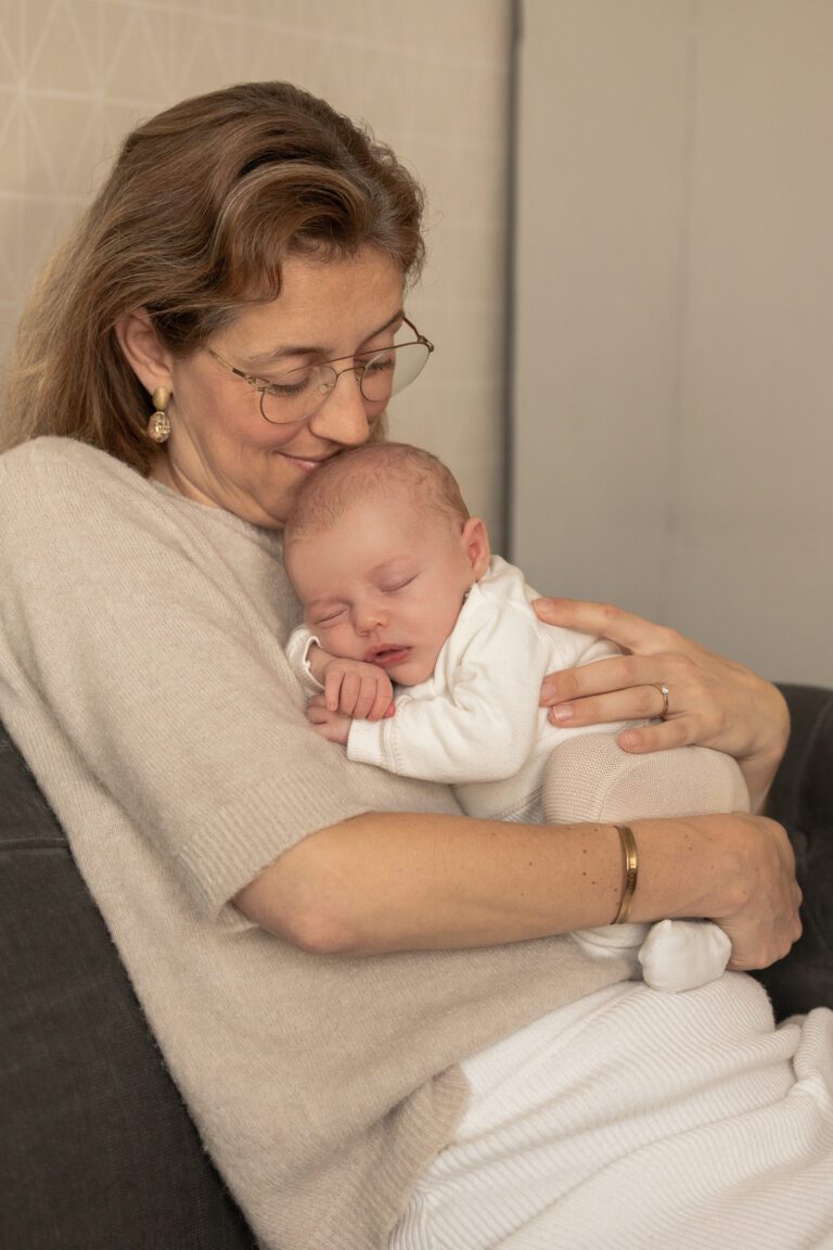 Liefdevolle newbornshoot in Apeldoorn, spontaan vastgelegd door fotograaf VanDam Fotografie met oog voor detail en rust