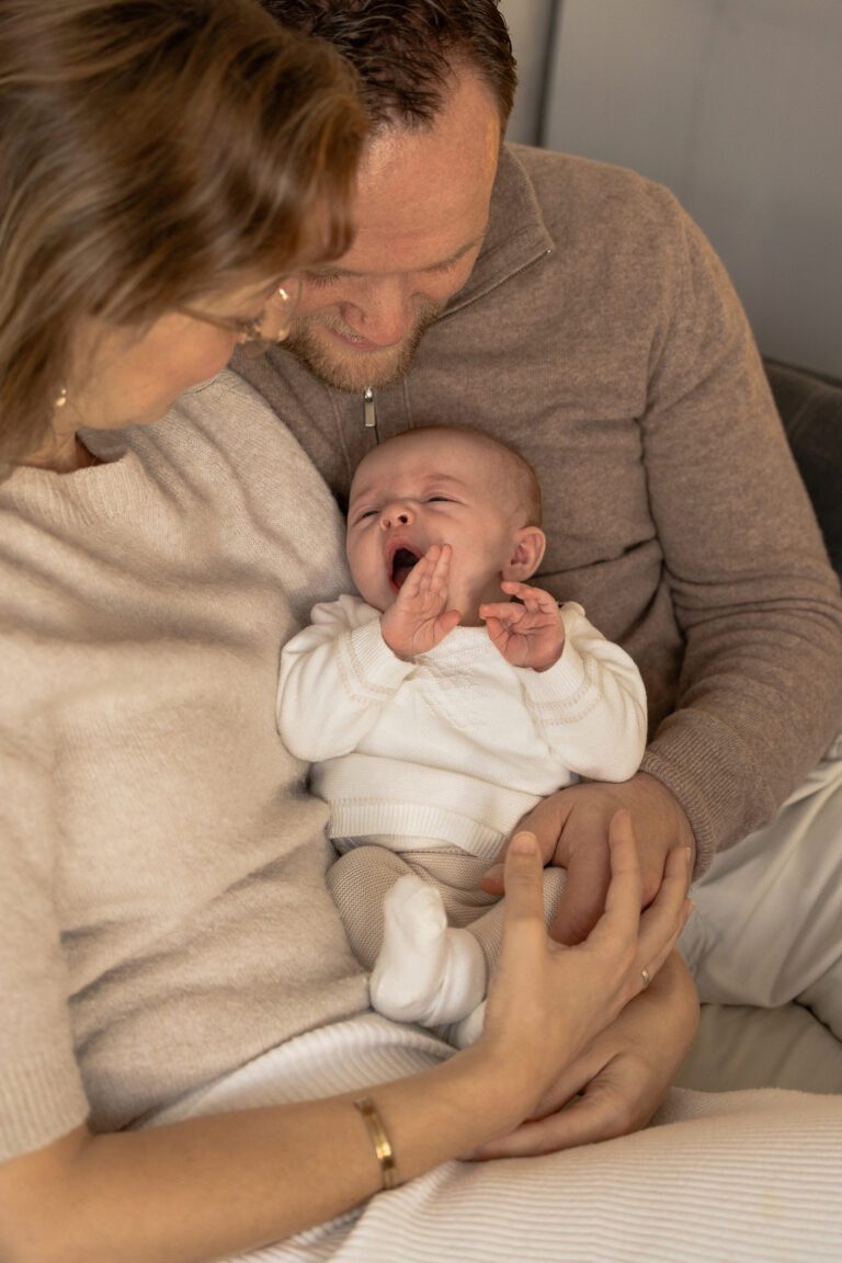 Liefdevolle newbornshoot in Apeldoorn, spontaan vastgelegd door fotograaf VanDam Fotografie met oog voor detail en rust