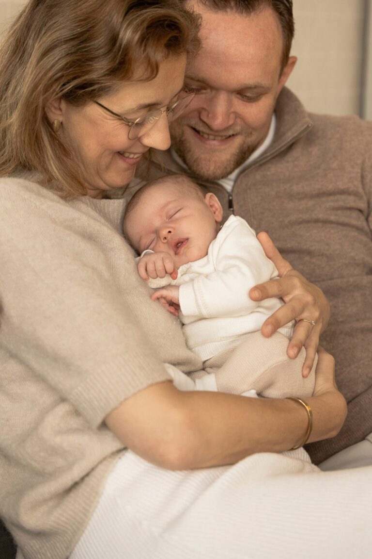 Liefdevolle newbornshoot in Apeldoorn, spontaan vastgelegd door fotograaf VanDam Fotografie met oog voor detail en rust