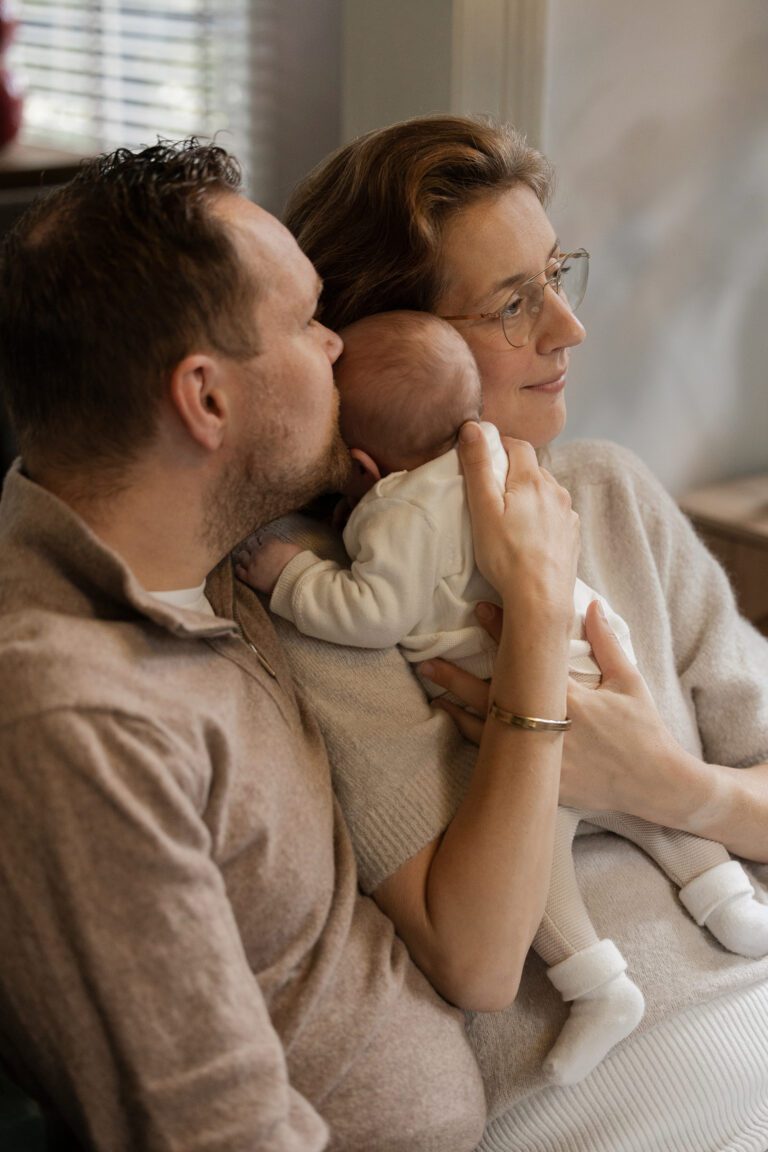 Liefdevolle newbornshoot in Apeldoorn, spontaan vastgelegd door fotograaf VanDam Fotografie met oog voor detail en rust