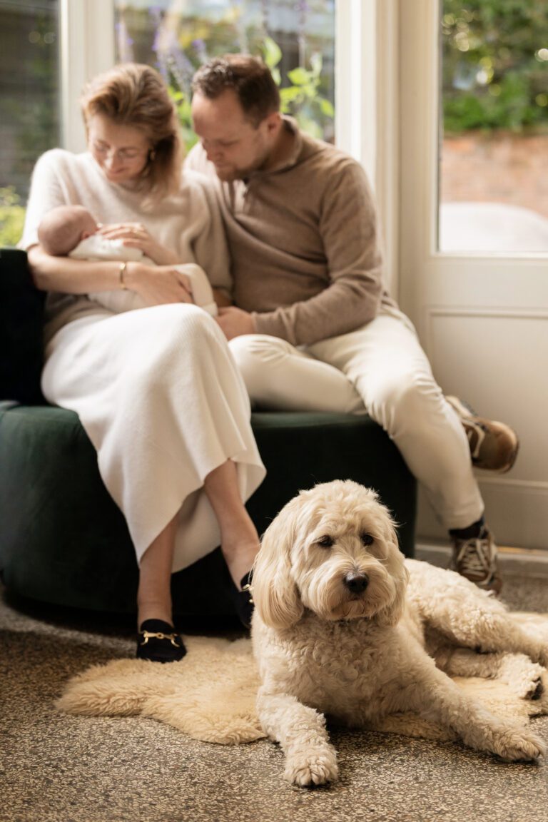 Liefdevolle newbornshoot in Apeldoorn, spontaan vastgelegd door fotograaf VanDam Fotografie met oog voor detail en rust