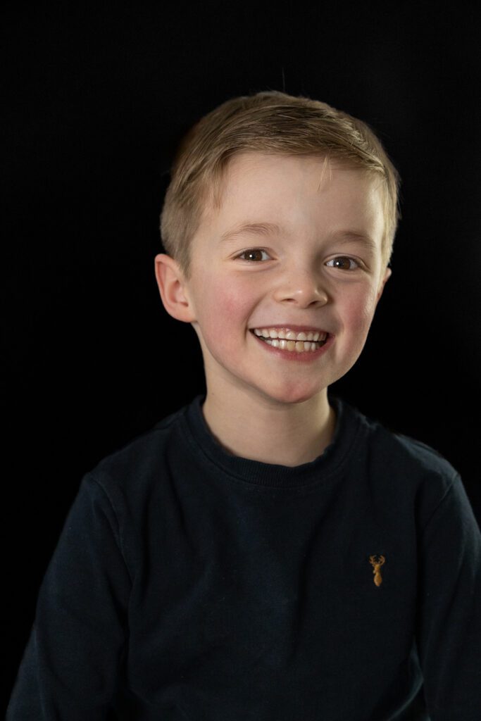 Kinderportret in studio Apeldoorn met rustige achtergrond, spontaan en natuurlijk