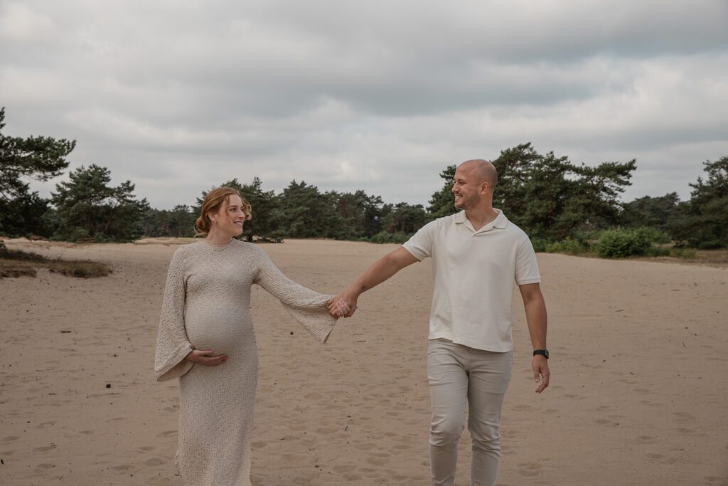 Zwangerschapsshoot in Apeldoorn op de Veluwe vastgelegd door zwangerschapsfotograaf