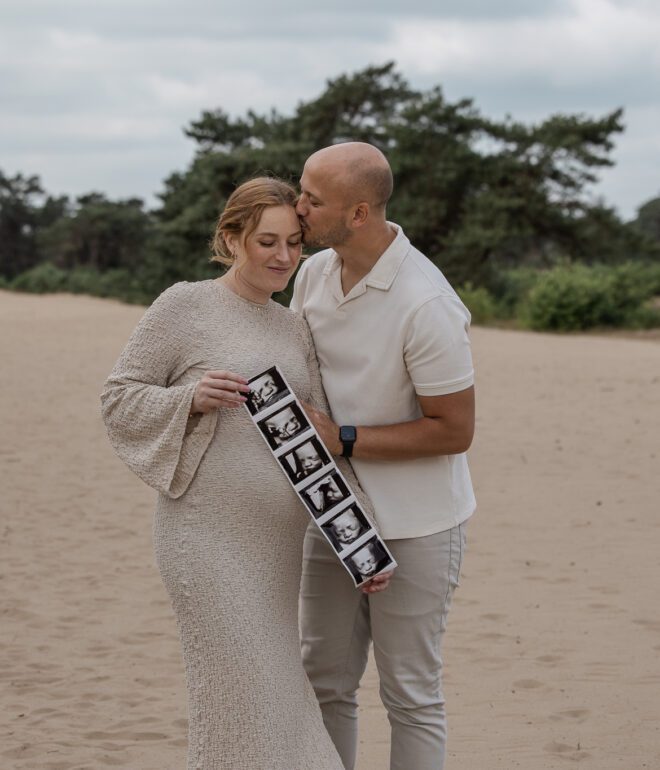 Zwangerschapsshoot in Apeldoorn op de Veluwe vastgelegd door zwangerschapsfotograaf