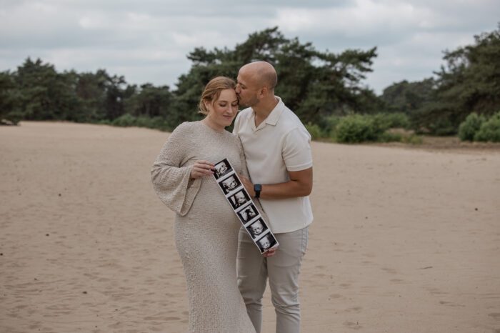 Zwangerschapsshoot in Apeldoorn op de Veluwe vastgelegd door zwangerschapsfotograaf