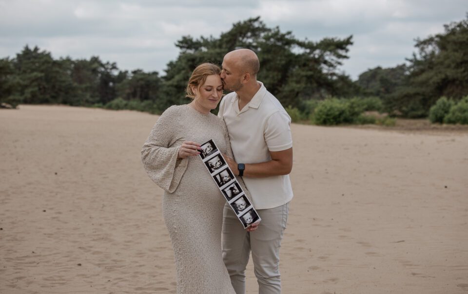 Zwangerschapsshoot in Apeldoorn op de Veluwe vastgelegd door zwangerschapsfotograaf