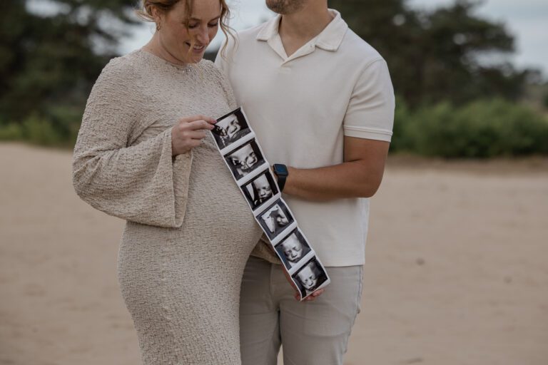 Zwangerschapsshoot in Apeldoorn op de Veluwe met een ontspannen stel in de natuur