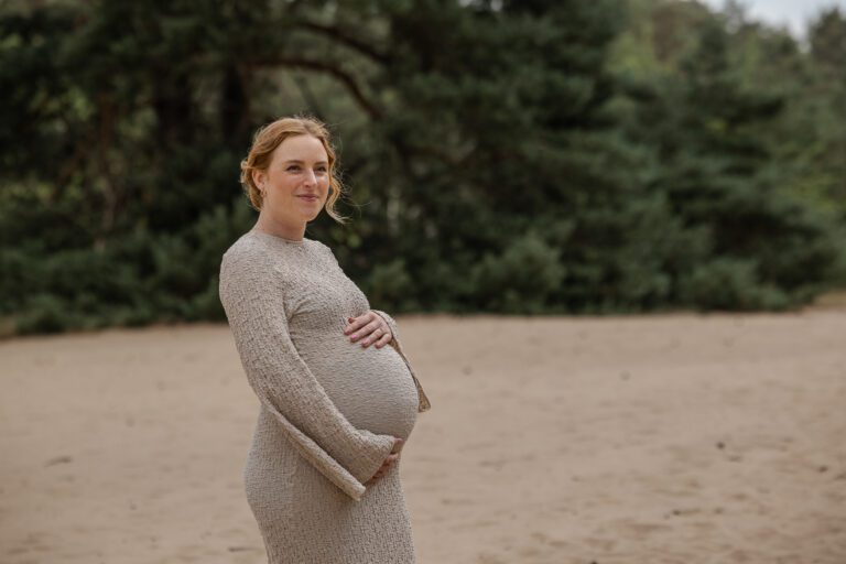 Zwangerschapsshoot in Apeldoorn op de Veluwe met een ontspannen stel in de natuur