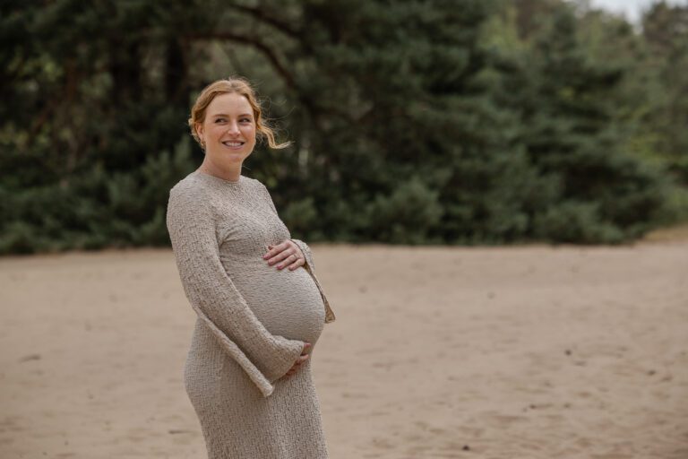 Zwangerschapsshoot in Apeldoorn op de Veluwe vastgelegd door zwangerschapsfotograaf