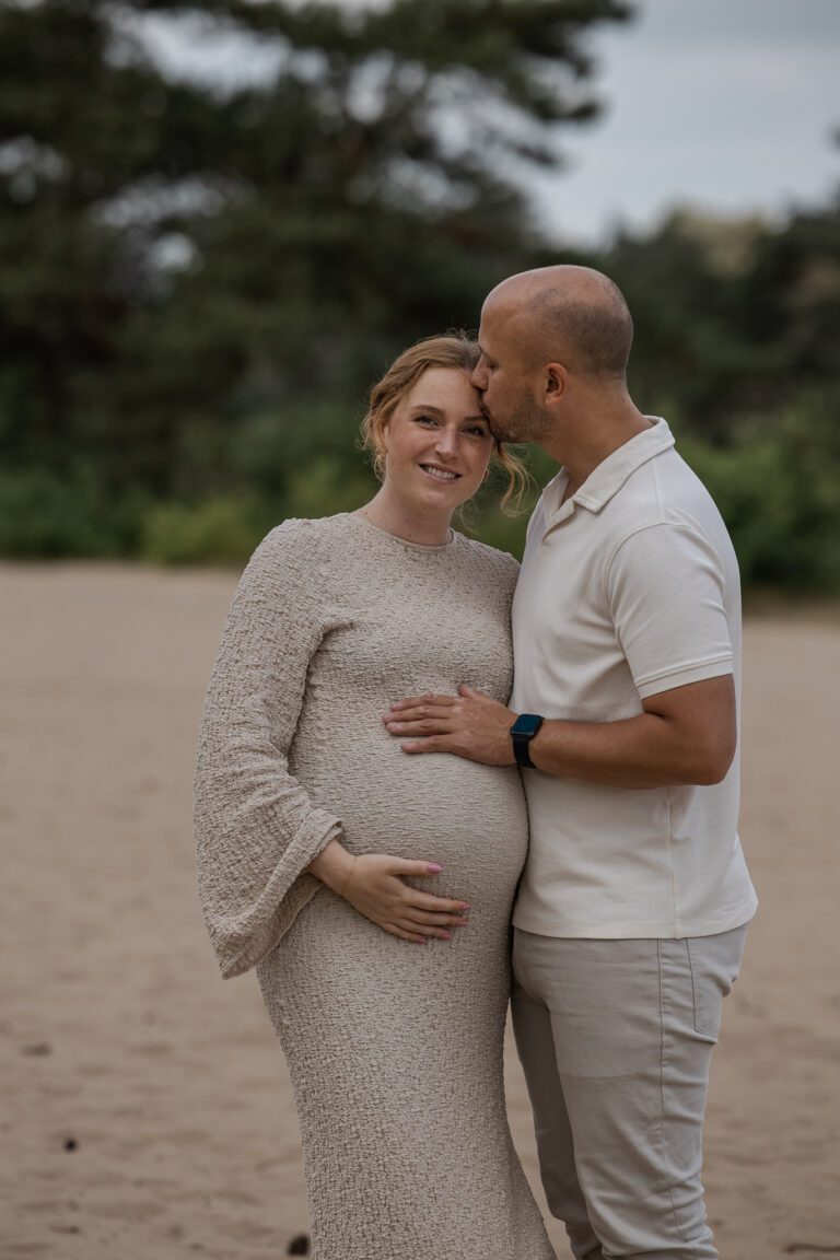 Zwangerschapsshoot in Apeldoorn op de Veluwe met een ontspannen stel in de natuur