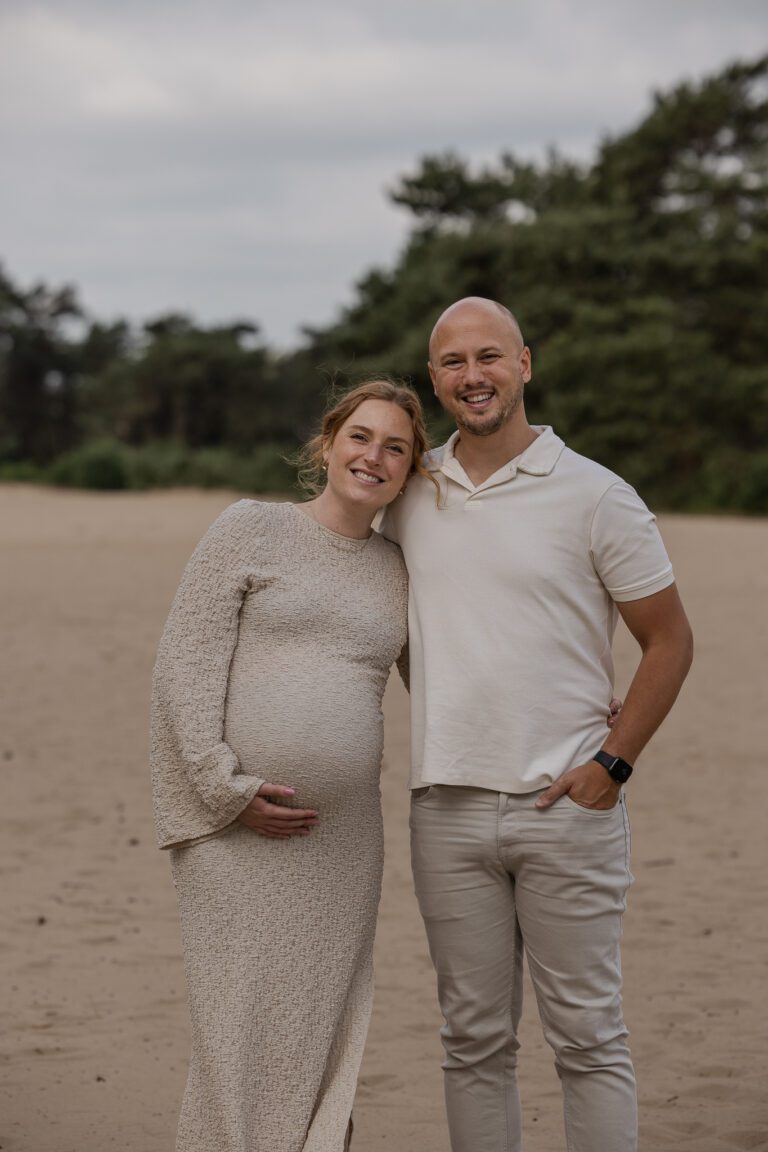Zwangerschapsshoot in Apeldoorn op de Veluwe met een ontspannen stel in de natuur